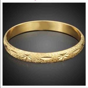 ♥️. Gold Bangle w/ Diamond Cut Accents ♥️